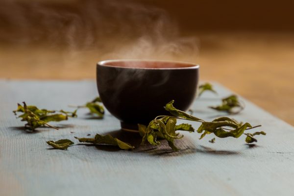 tasse de thé vert séché